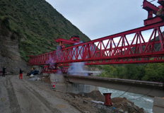 鄉(xiāng)得路順利完成全線首片箱梁架設